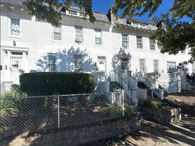 property at 6 Barney Cir SE