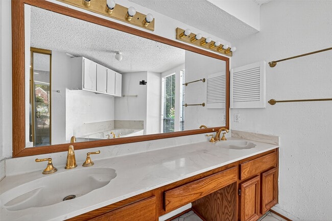 1535 Beaconshire in Houston, TX - Building Photo - Building Photo