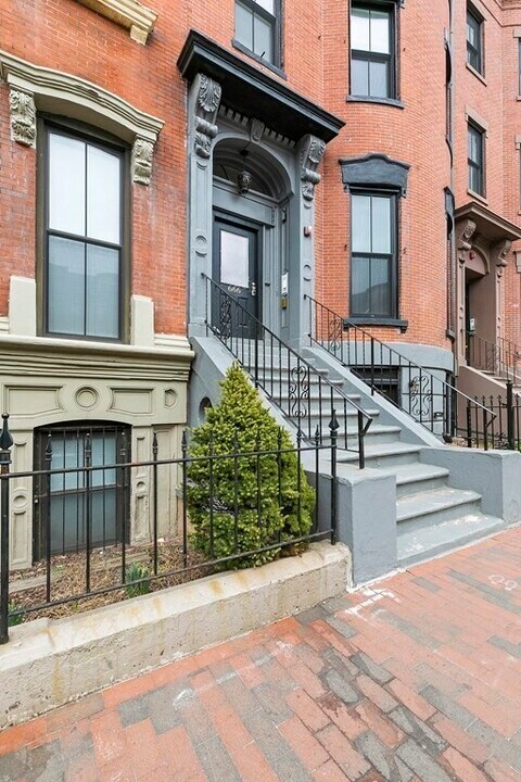 666 Massachusetts Ave in Boston, MA - Building Photo