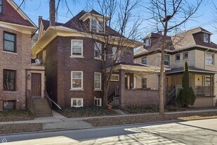 1104 Dempster St in Evanston, IL - Building Photo