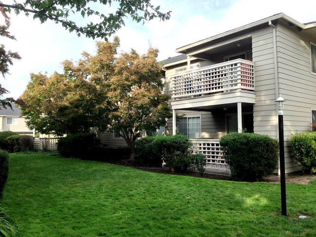 Poplar Village Apartments in Medford, OR - Foto de edificio - Building Photo