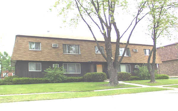 1390 Getzelman Dr in Elgin, IL - Building Photo