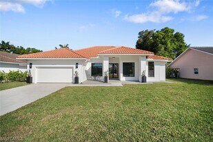 1677 Northgate Dr in Naples, FL - Building Photo