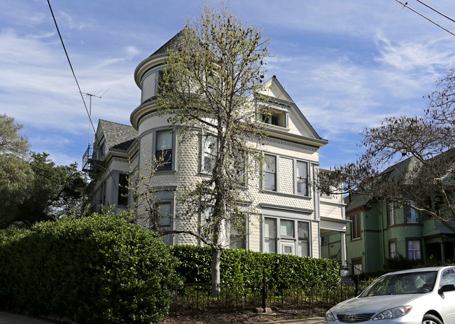 1047 Bella Vista Ave in Oakland, CA - Foto de edificio - Building Photo