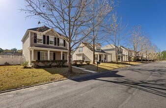 225 University Pkwy in Bluffton, SC - Foto de edificio - Building Photo