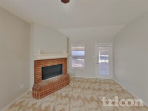 7112 Avington Way in Fort Worth, TX - Foto de edificio - Building Photo