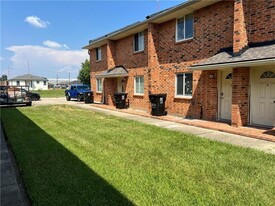3213 Golden Dr in Chalmette, LA - Building Photo