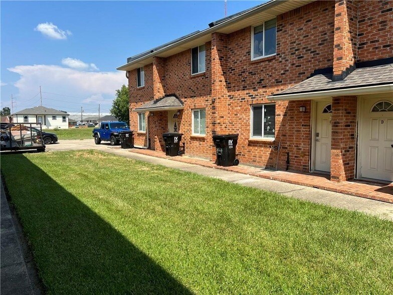 3213 Golden Dr in Chalmette, LA - Building Photo
