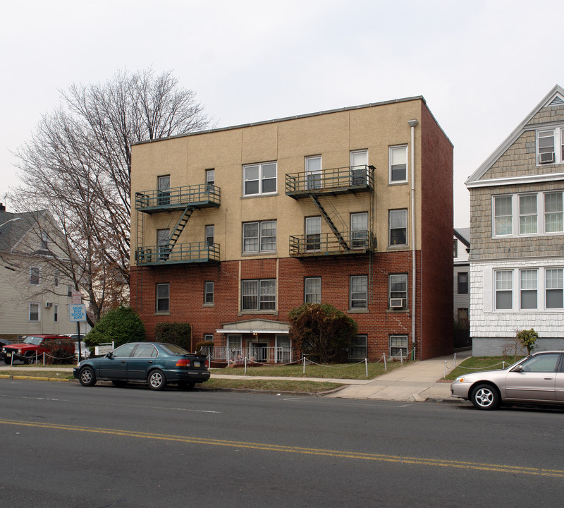 965 Avenue C in Bayonne, NJ - Foto de edificio