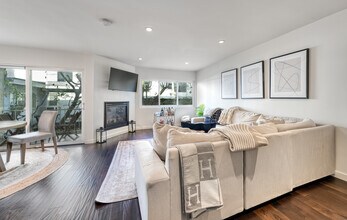 11656 Montana Ave, Unit 11656 Montana Ave. #206 in Los Angeles, CA - Foto de edificio - Building Photo
