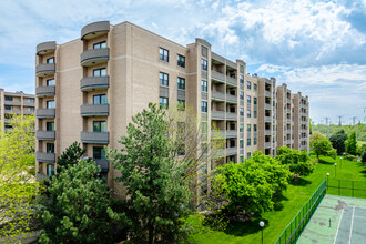 Barclay Place in Lincolnwood, IL - Building Photo - Building Photo