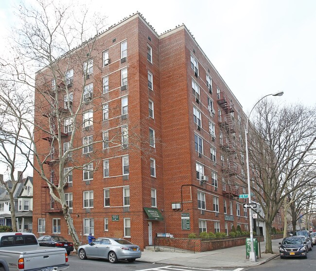 800 Cortelyou Rd in Brooklyn, NY - Foto de edificio - Building Photo