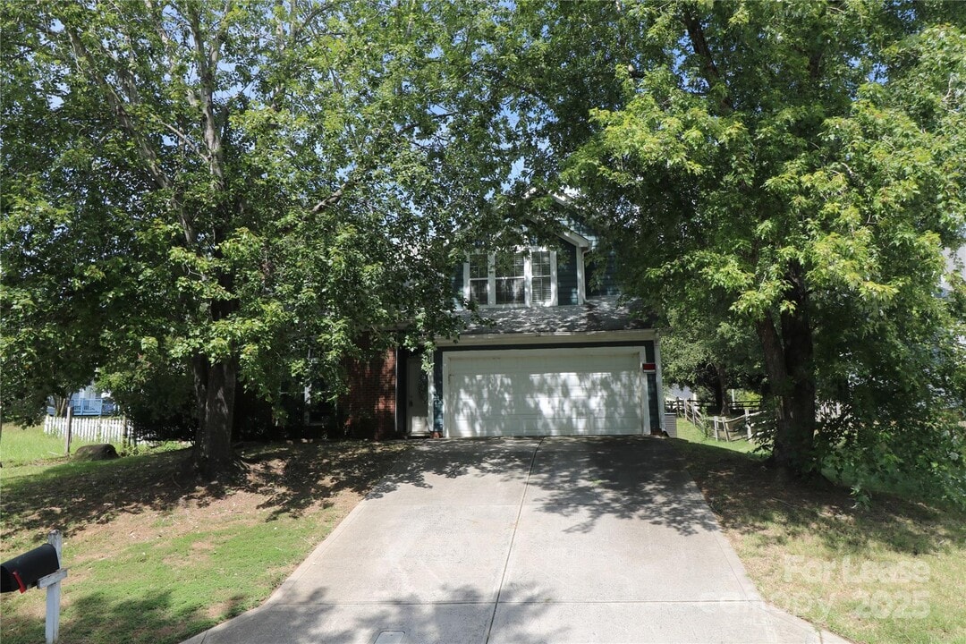 7130 Lanark Ct in Charlotte, NC - Building Photo