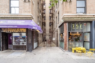 304 W 14th St in New York, NY - Building Photo - Building Photo