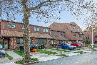 25 Stonegate Dr in Staten Island, NY - Foto de edificio - Building Photo