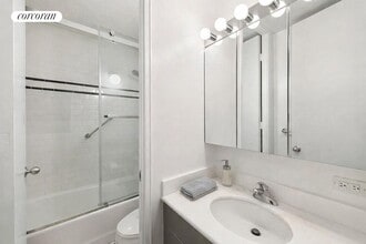 300 E 40th St in New York, NY - Building Photo - Building Photo