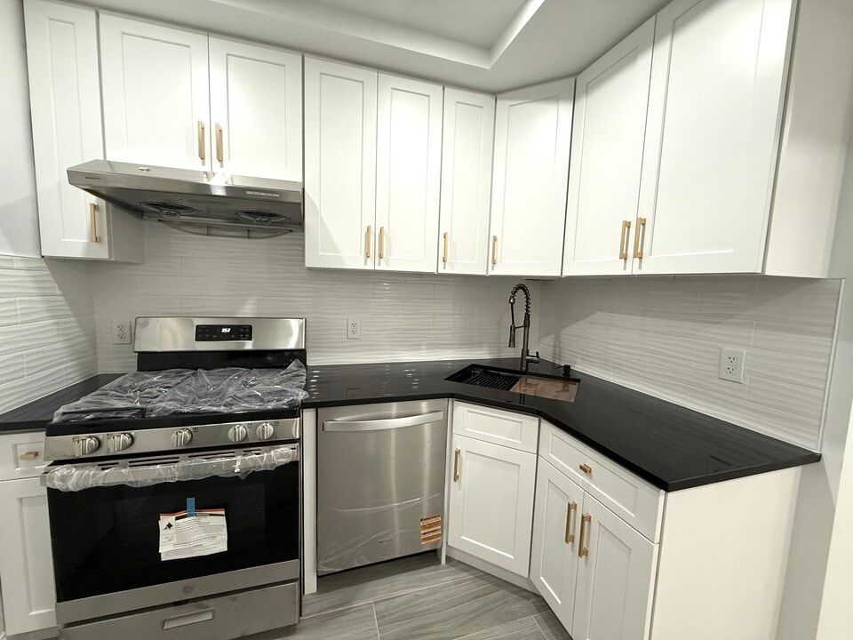 3334 208th St, Unit 2 in Bayside, NY - Foto de edificio