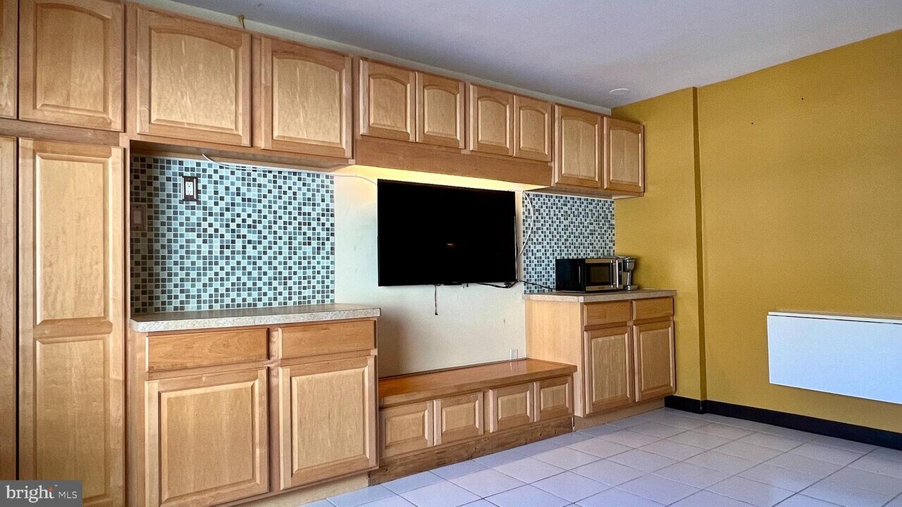 108 S Montpelier Ave in Atlantic City, NJ - Building Photo