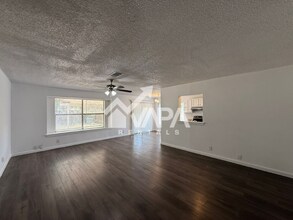 826 Thrasher Dr in San Antonio, TX - Building Photo - Building Photo