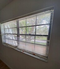 811 NE 199th St in Miami, FL - Building Photo - Building Photo