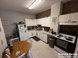 31 Stearns Rd, Unit 11-1 in Brookline, MA - Building Photo
