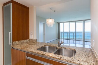 17201 Collins Ave in Sunny Isles Beach, FL - Foto de edificio - Building Photo