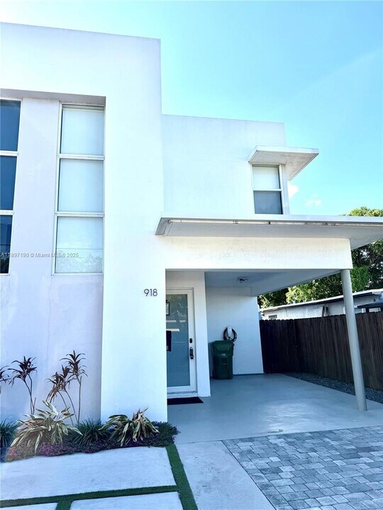 918 NW 23rd Ct, Unit 1 in Miami, FL - Building Photo