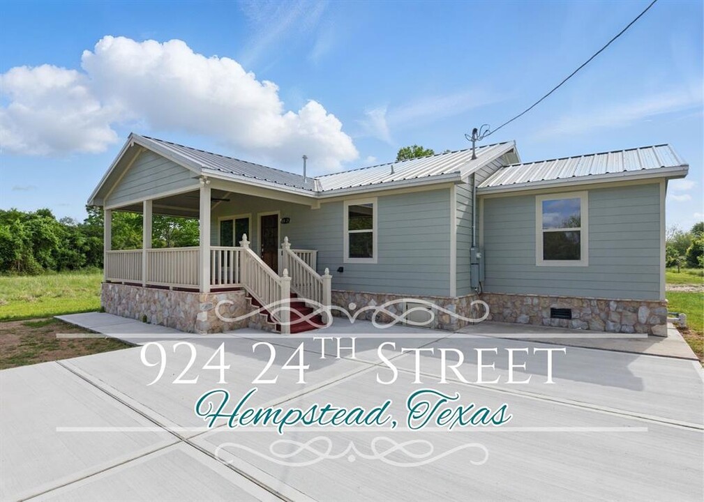 924 24th St in Hempstead, TX - Building Photo
