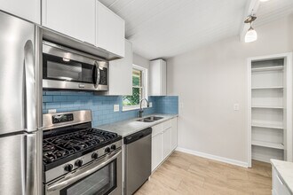 1185 Oakfield Dr SE in Atlanta, GA - Building Photo - Building Photo