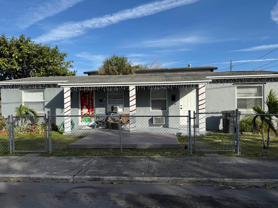 1924 A E Isaacs Ave in West Palm Beach, FL - Building Photo