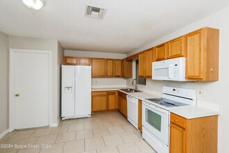 1762 Eatonia St NW in Palm Bay, FL - Building Photo - Building Photo