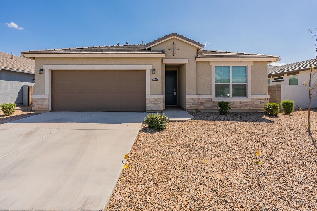 38097 W Santa Monica Ave in Maricopa, AZ - Building Photo