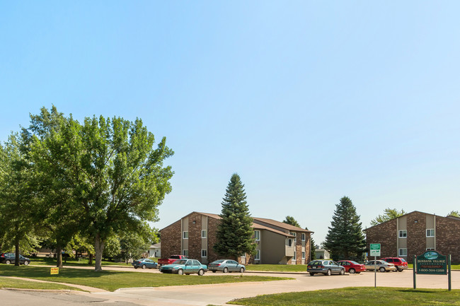 Burbank Village in Pella, IA - Foto de edificio - Building Photo