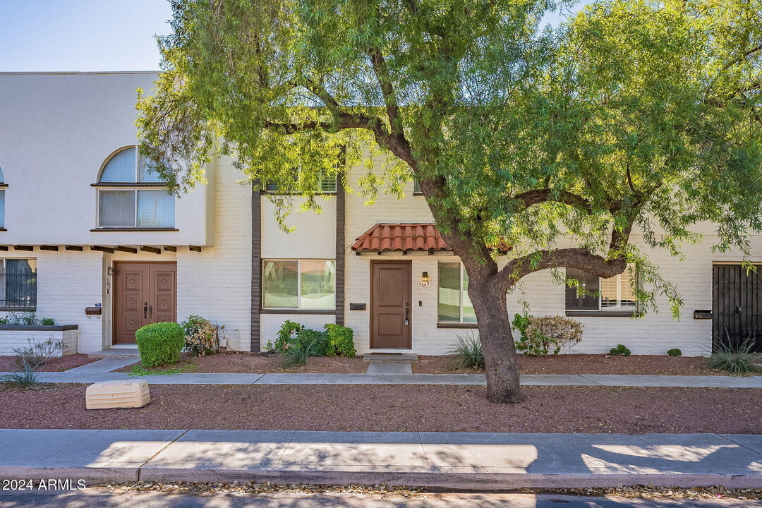 7669 E Montecito Ave in Scottsdale, AZ - Foto de edificio