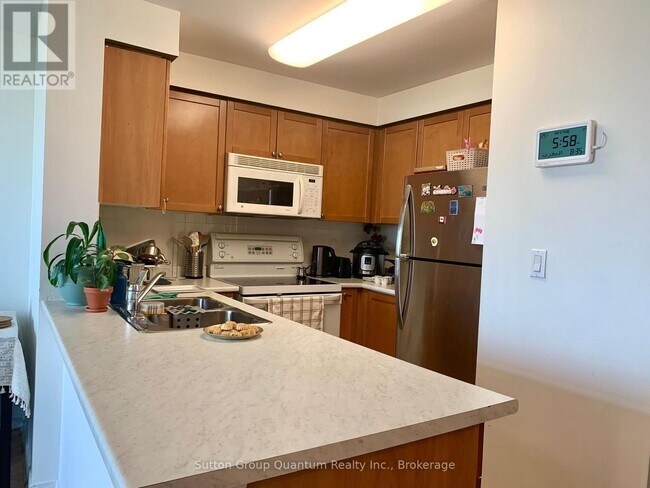 4879-4879 Kimbermount Ave in Mississauga, ON - Building Photo - Building Photo