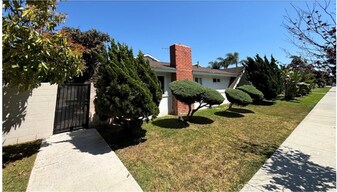 17082 Emerald Ln, Unit C in Huntington Beach, CA - Building Photo