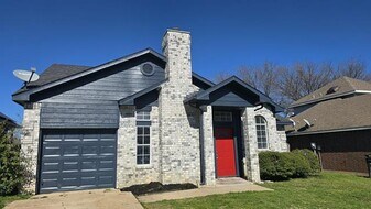 5620 Stone Meadow Ln in Fort Worth, TX - Building Photo
