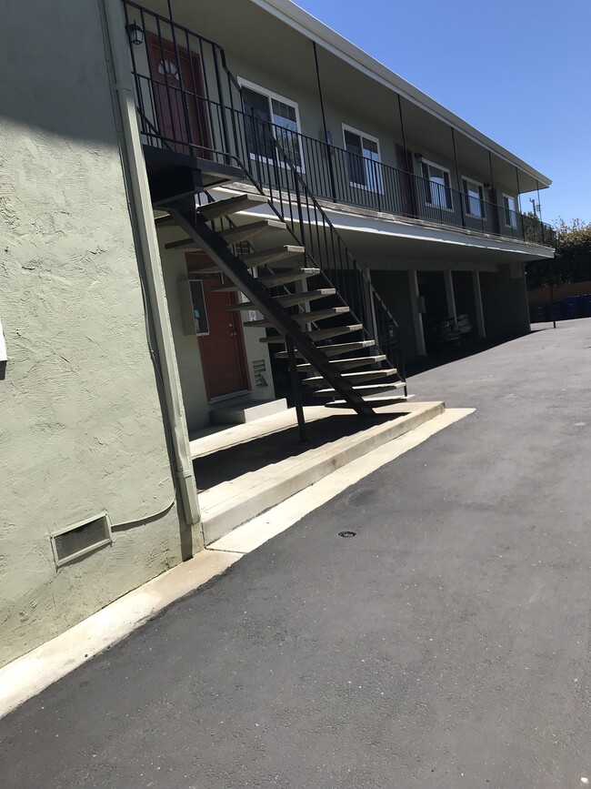 483 Joaquin Ave, Unit D in San Leandro, CA - Foto de edificio - Building Photo