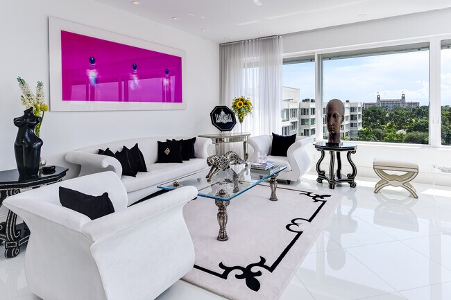 44 Cocoanut Row in Palm Beach, FL - Foto de edificio - Building Photo