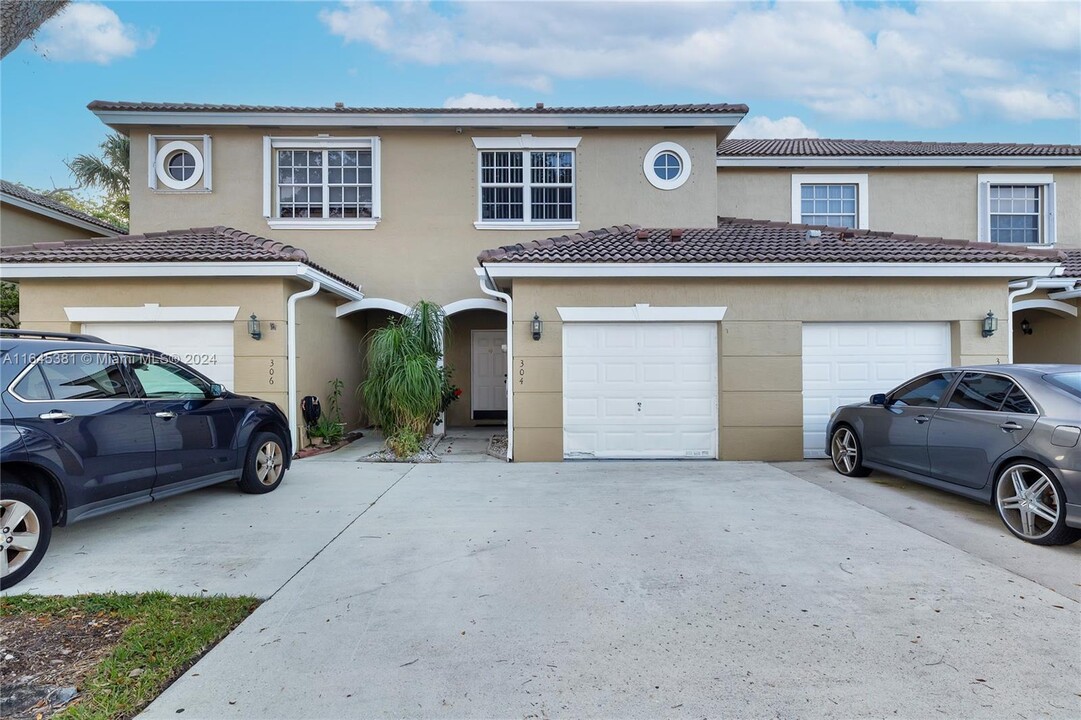 304 SW 120th Ave in Pembroke Pines, FL - Foto de edificio