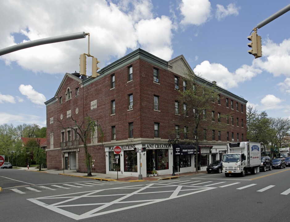 The Playhouse Condominiums in Great Neck, NY - Building Photo