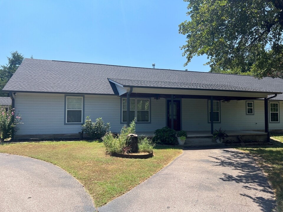 11870 Spencer-Jones Rd in Jones, OK - Foto de edificio