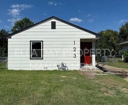 123 N Tracy St in Wichita, KS - Building Photo