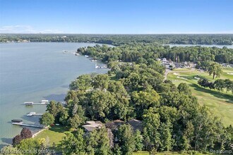 3333 W Shore Dr in West Bloomfield, MI - Building Photo - Building Photo