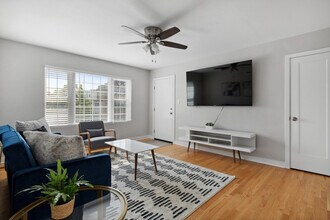 1011 Howard St in Evanston, IL - Building Photo - Building Photo