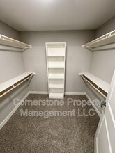 8353 Valley Spring Dr in De Soto, KS - Foto de edificio - Building Photo