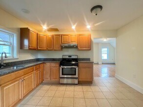 102 Sycamore St, Unit 3 in Somerville, MA - Building Photo - Building Photo