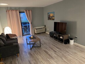 746 Prescott Dr, Unit 205 in Roselle, IL - Building Photo - Building Photo