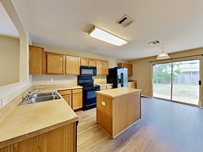 6907 Macaway Crk in San Antonio, TX - Foto de edificio - Building Photo