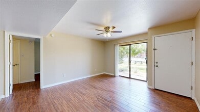 904 University Oaks Blvd in College Station, TX - Foto de edificio - Building Photo